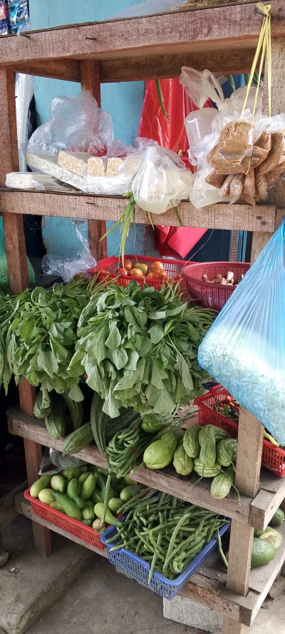 Belanja sayur di warung sayuran