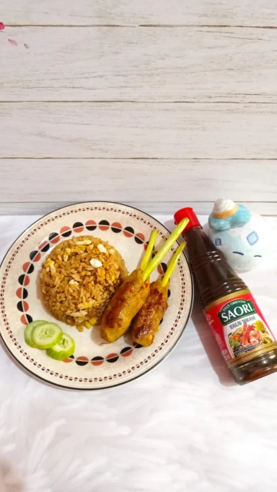 bento nasi goreng dengan topping bakso dan sate