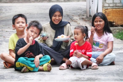 Berbagi Hasil Ngonten Dengan Sahabat Kecilku