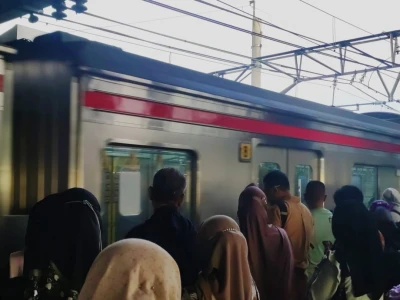 Berbuka di KRL
