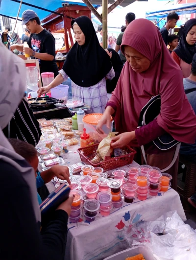 Berburu Takjil di Alun-Alun Mesjid