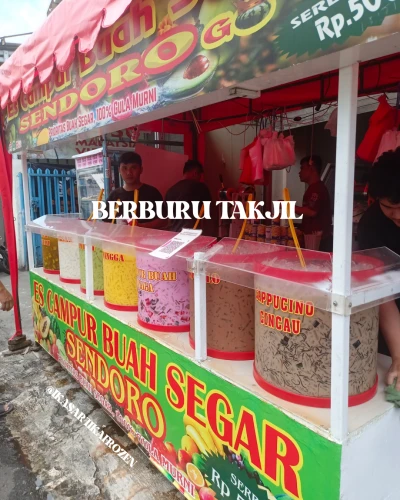 Berburu takjil minuman es untuk buka puasa