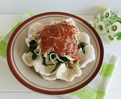Camilan Sehat Kerupuk Pecel Khas Jawa Timur.