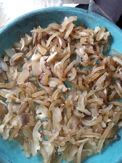 #ceritaiduladha    Membuat kerupuk kulit dari kulit sapi kurban