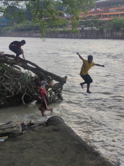 (Day 17) Ngabuburit ala Bocah, menanti Bedug Dengan Mandi di Sungai
