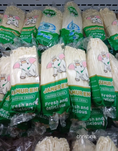 Display Jamur Enoki yang menarik hati