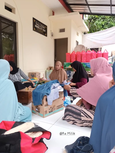 JURNAL RAMADAN 9 : Pembagian Sedekah dan BAZAR DiMushola (Day 19)