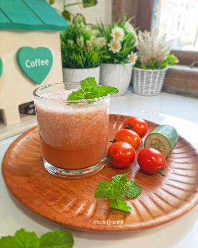 Jus Tomat Timun, Mudah, Murah Tapi Kaya Manfaat.
