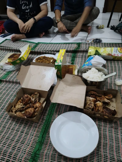 Makan banyak di acara persekutuan