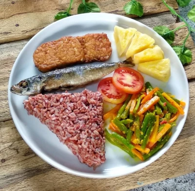 Makan makanan bergizi sesuai panduan Isi piringku