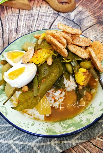 Makan siang dengan sayur asem