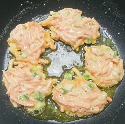 Masak gorengan sehat dengan sedikit minyak.
