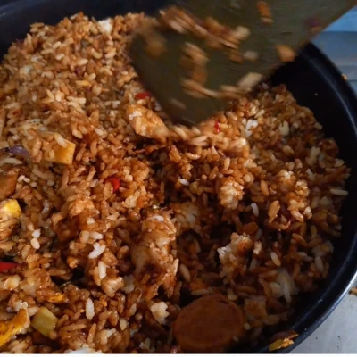 Memasak nasi goreng untuk Sahur