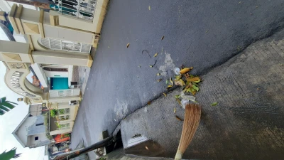 Membersihkan Lingkungan Sekitar