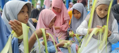 Membuat ketupat