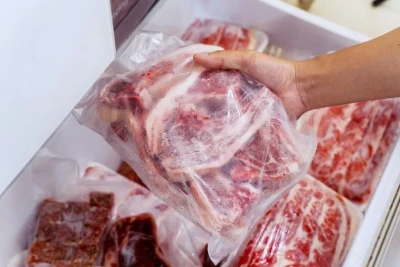 Mencairkan daging beku