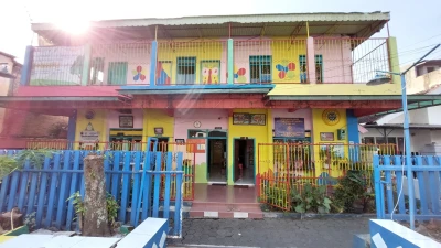 Mengantar sekolah