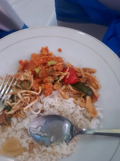 Menikmati hidangan di pesta pernikahan