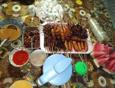 MENIKMATI SATE DAGING QURBAN