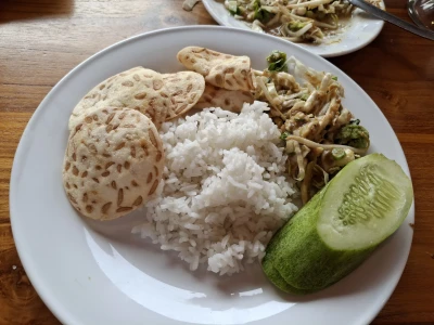 Nasi Urap Keripik Tempe