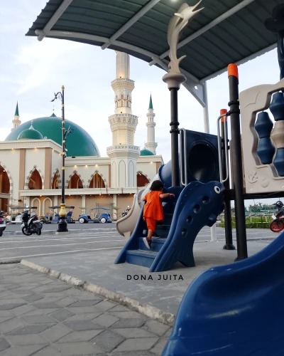 Jurnal Ramadan : Ngabuburit main di halaman mesjid