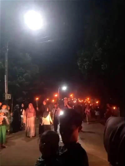 Pawai obor di kampung halaman