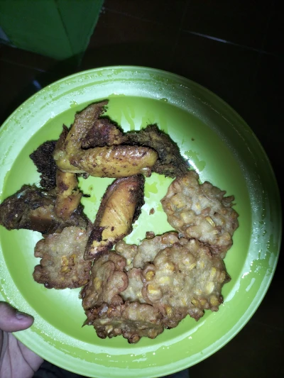 Ayam kampung goreng bumbu serai dan bakwan jagung