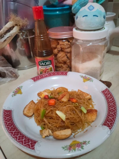 Bihun goreng dengan topping Bakso Ikan dan Saori Saos Tiram