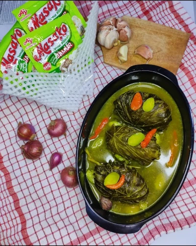 Buntil daun singkong