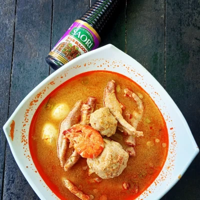 Ceker kuah pedas mix bakso, udang & telur puyuh