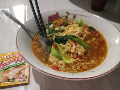 Mie kuah kari pakcoy