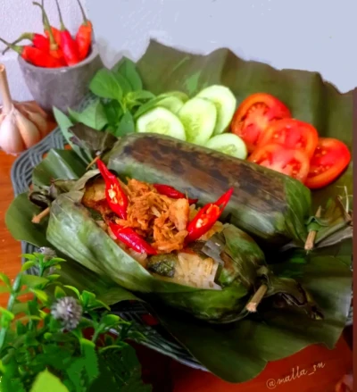 Nasi bakar ayam Suir pedas