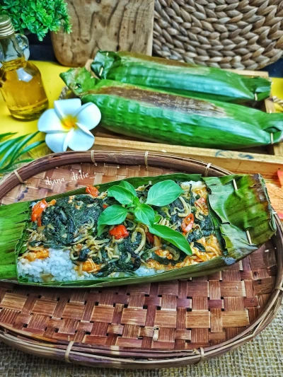 Nasi Bakar Ayam Suwir Daun Singkong Teri