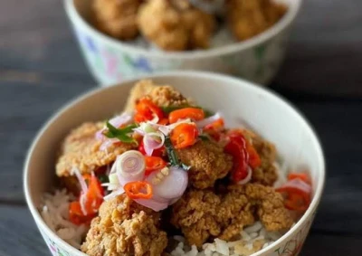 Nasi daun jeruk dan ayam sambal matah