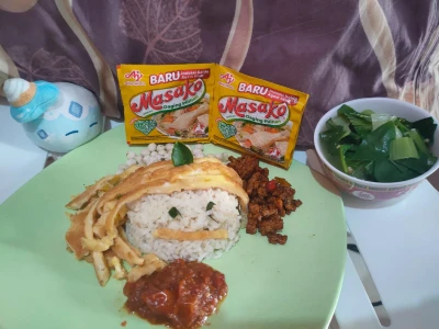 Nasi Daun Jeruk, sambal terasi dengan tomat, telur goreng dan tempe orek dengan sayur pok cay