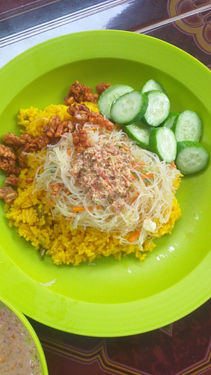 Nasi kuning bihun goreng