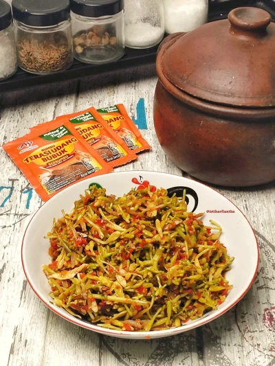 "Oseng Bunga Pepaya ala Terasi Udang AJI-NO-MOTO® Pedas"