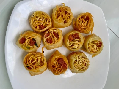 Pangsit goreng isi mie sosis