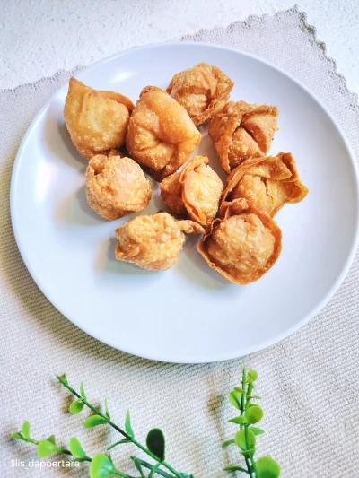 Pangsit goreng isi udang ayam