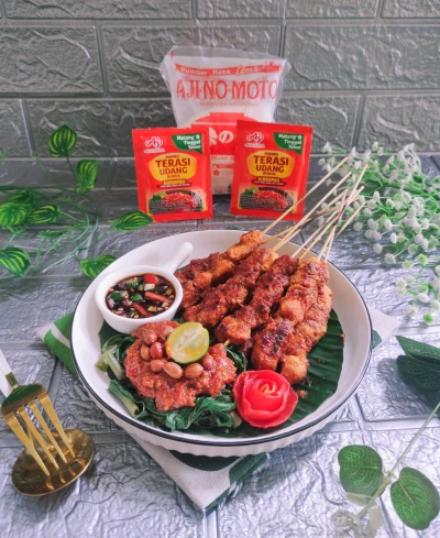 Sate Ayam Rembiga dengan Plecing Kangkung