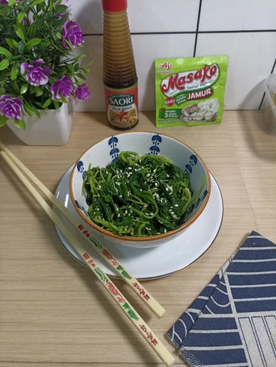 sigeumchi Namul atau Salad Bayam Korea
